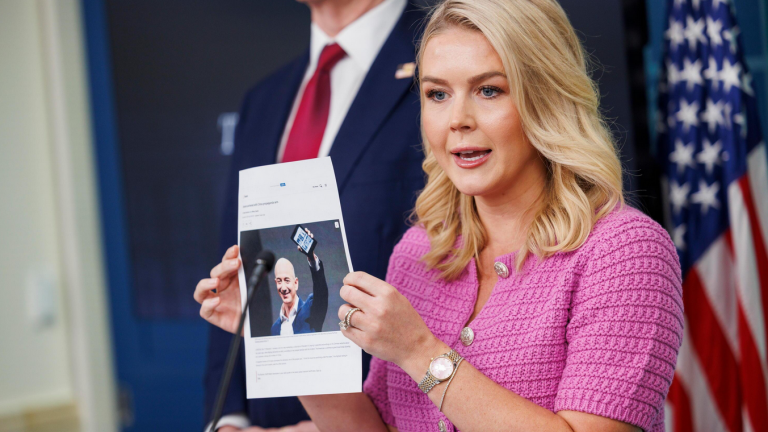 Λευκός Οίκος εναντίον Amazon: Ο Τραμπ υπογράφει σήμερα εκτελεστικό διάταγμα για τους δασμούς στα αυτοκίνητα