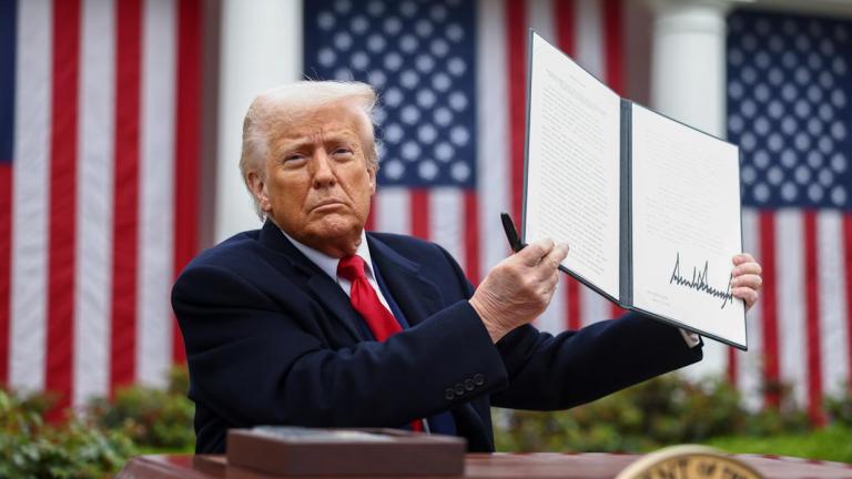 CNN: Γεμάτοι αντιφάσεις οι δασμοί Τραμπ — Νομιζει ότι τιμωρεί τις ξένες χώρες, κυρίως όμως βλάπτει τους Αμερικανούς