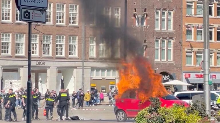 Άμστερνταμ: Αυτοκίνητο έπιασε φωτιά έπειτα από έκρηξη - Συνελήφθη ένας άνδρας