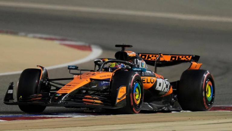 Συνέχεια στην... παράδοση που έχει χτιστεί στη φετινή Formula 1 να κατακτά το Grand Prix ο οδηγός που παίρνει την εκάστοτε pole position, έδωσε ο εκπληκτικός Όσκαρ Πιάστρι! Ο Αυστραλός πιλότος της McLaren ήταν εκείνος που αντίκρισε πρώτος την καρό σημαία στην πίστα Bahrain International Circuit στην έρημο Σακχίρ, πανηγυρίζοντας έτσι τη δεύτερη νίκη του στη σεζόν, μετά από εκείνη που κατέκτησε στη Κίνα στις 23 Μαρτίου! Advertisement You can close Ad in 2 s Ο νεαρός οδηγός της βρετανικής ομάδας δεν έχασε ποτέ