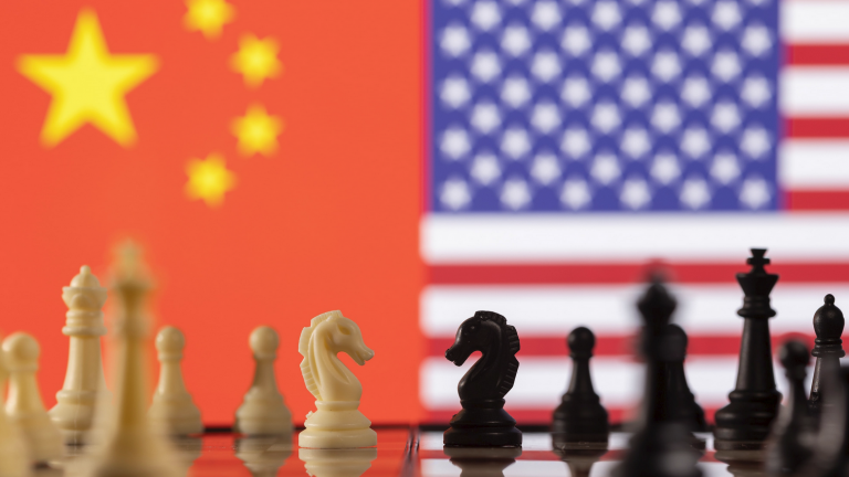 Εμπορικός πόλεμος: Η Κίνα καλεί τον Τραμπ να «ακυρώσει πλήρως» τους δασμούς — «Μικρό βήμα οι εξαιρέσεις»