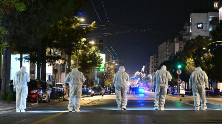 Σε πλήρη εξέλιξη βρίσκονται οι έρευνες της Αντιτρομοκρατικής μετά τη νέα βομβιστική ενέργεια έξω από τις εγκαταστάσεις της Hellenic Train, ενώ και νέο βίντεο όπου φαίνεται η αντανάκλαση της έκρηξης δόθηκε στη δημοσιότητα.