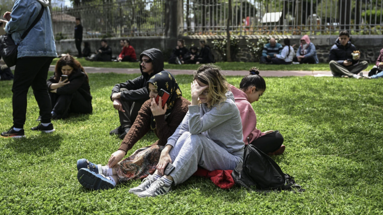 Σε σκηνές διανυκτερεύουν οι κάτοικοι της Κωνσταντινούπολης - Εκτός σπιτιού για δεύτερη νύχτα 100.000 άτομα
