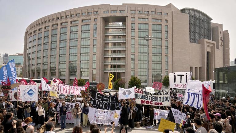 Κωνσταντινούπολη: Ξεκίνησε η δίκη φοιτητών και δημοσιογράφων για τις διαδηλώσεις υπέρ του Ιμάμογλου - Συγκέντρωση διαμαρτυρίας έξω από το δικαστήριο
