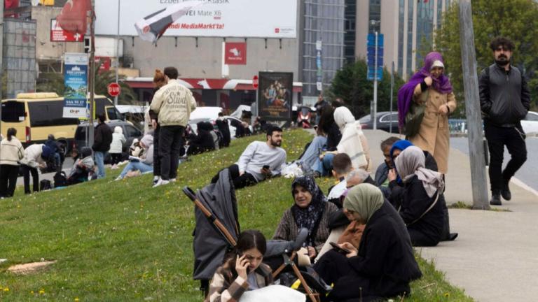 Κωνσταντινούπολη: Ανάστατοι παραμένουν για τρίτη βραδιά οι κάτοικοι υπό τον φόβο μεγαλύτερου σεισμού