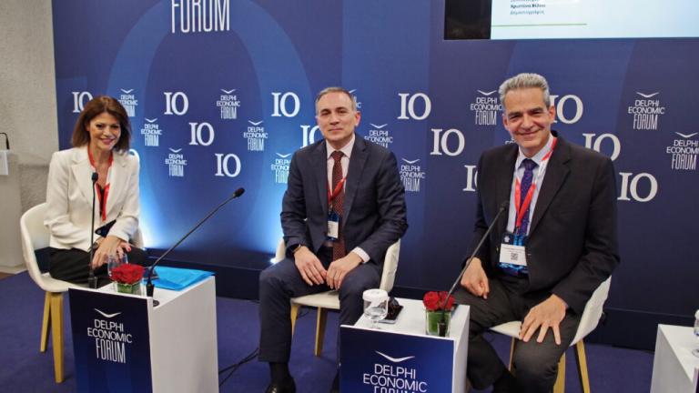 Μία ενδιαφέρουσα και επίκαιρη συζήτηση για  τις πρόσφατες γεωπολιτικές και διεθνείς οικονομικές εξελίξεις, με τίτλο  «Ευρώπη – το παρόν και το μέλλον» και τη συμμετοχή του καθηγητή Διεθνούς  Δικαίου  και Εξωτερικής Πολιτικής στο Πάντειο Πανεπιστήμιο, κ. Άγγελου Συρίγου  και του διευθυντή του Ινστιτούτου Διεθνών Υποθέσεων (IGA) και καθηγητή  του Αμερικανικού Κολλεγίου Ελλάδος, κ. Κωνσταντίνου Φίλη, διοργάνωσε στο Delphi Economic Forum ο Όμιλος AKTOR, υπό τον συντονισμό της δημοσιογράφου κυρίας Χριστίνας Βίδο