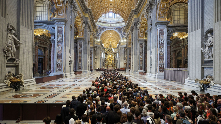 Πάπας Φραγκίσκος: Δεκάδες χιλιάδες πιστοί συρέουν στη Βασιλική του Αγίου Πέτρου — LIVE εικόνα