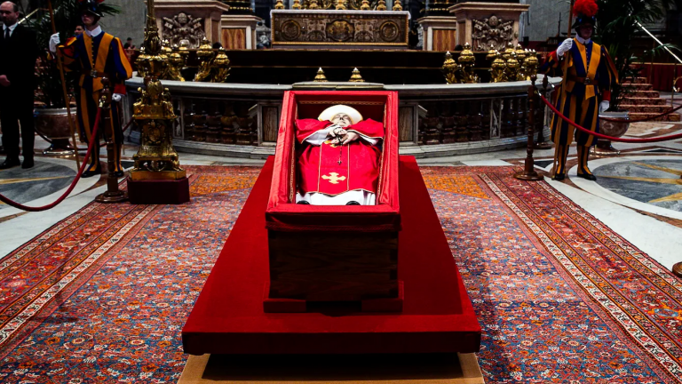 Πάπας Φραγκίσκος: Ατελείωτες ουρές στο λαϊκό προσκύνημα - Στην κηδεία πάνω από 130 ξένες αντιπροσωπείες, αρχηγοί κρατών και εν ενεργεία μονάρχες