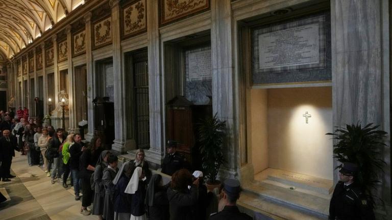 Ρώμη: Χιλιάδες πιστοί συρρέουν στον τάφο του Πάπα Φραγκίσκου στην Σάντα Μαρία Ματζιόρε