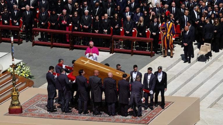 Πάπας Φραγκίσκος: Στην τελευταία του κατοικία οδηγήθηκε ο «Πάπας των φτωχών» - Πλήθος κόσμου και επισήμων