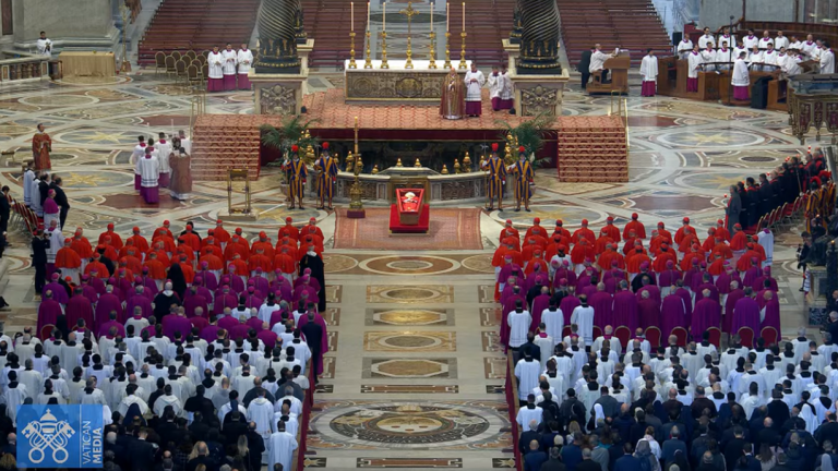 LIVE: Στη Βασιλική του Αγίου Πέτρου η σορός του Πάπα Φραγκίσκου - Χιλιάδες πιστοί συρρέουν για το λαϊκο προσκύνημα