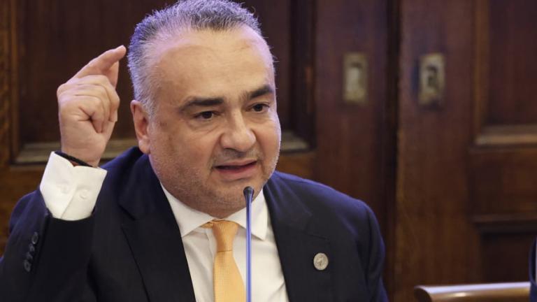 Ο Βερβεσός «ξέχασε» την έκθεση που παρήγγειλε για τα Τέμπη και κατέρριπτε τις θεωρίες συνωμοσίας