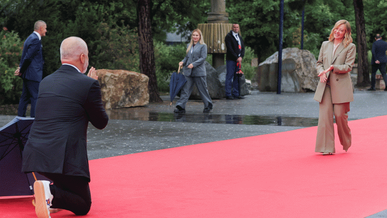 Επικοινωνιακό σόου Ράμα: Ο «βασιλιάς Ήλιος» Μακρόν και η γονατιστή υποδοχή στη Μελόνι