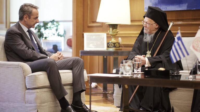 Συνάντηση Μητσοτάκη με τον Οικουμενικό Πατριάρχη – «Ευκαιρία να συζητηθούν οι ευρύτερες εξελίξεις»