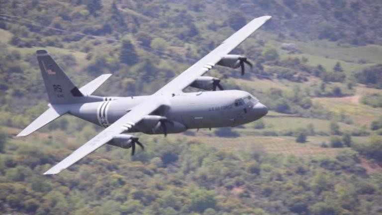 Όταν τα μεταφορικά αεροσκάφη πετούν σαν…μαχητικά στο φαράγγι του Βουραϊκού – Εντυπωσιακές φωτογραφίες