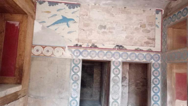 Κνωσσός: Έσπασε το αντίγραφο της διάσημης τοιχογραφίας των «δελφινιών» - Εντολή Μενδώνη για άμεση αποκατάσταση