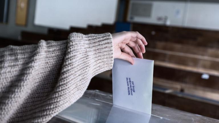 Οι φοιτητικές εκλογές που διεξήχθησαν σήμερα, έδωσαν και πάλι αφορμή για πολιτική αντιπαράθεση, καθώς τόσο η ΔΑΠ-ΝΔΦΚ όσο και η Πανσπουδαστική Κ.Σ. διεκδικούν τη νίκη, παρουσιάζοντας αντικρουόμενα αποτελέσματα και διαφορετικές ερμηνείες για την πορεία των φοιτητικών δυνάμεων στα ελληνικά πανεπιστήμια.