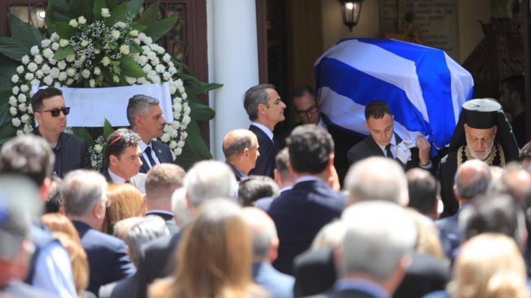 Σε κλίμα συγκίνησης η κηδεία του Πέτρου Μολυβιάτη