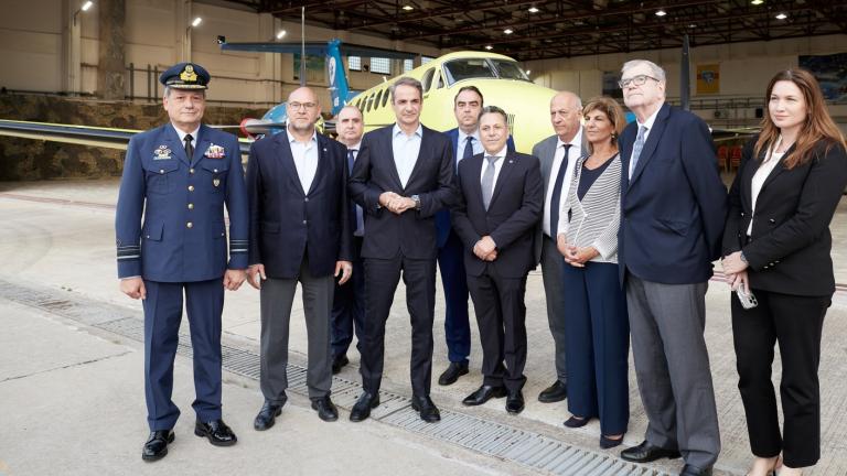 Eπίσκεψη Μητσοτάκη στο νέο αεροπλάνο διακομιδών του ΕΚΑΒ - Δωρεά του Ιδρύματος Σταύρος Νιάρχος