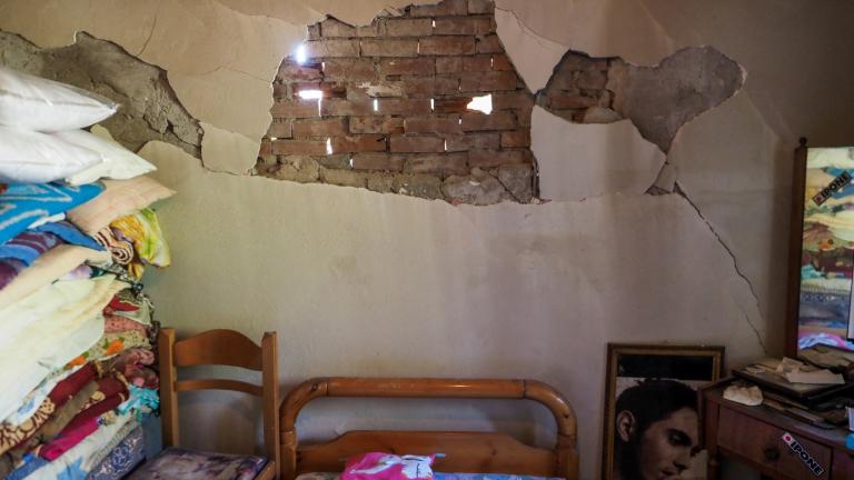 Αυτοψία στην Εύβοια: Ρωγμές σε 50 κτήρια λόγω των σεισμών, τρία σπίτια μη κατοικήσιμα - Έλεγχοι και στις σχολικές μονάδες