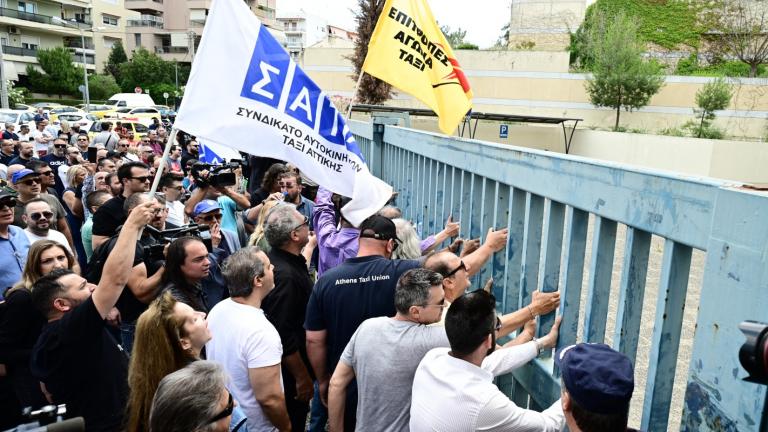 Ένταση με τους οδηγούς ταξί έξω από το υπουργείο Μεταφορών