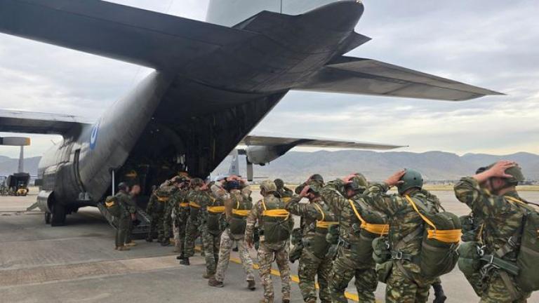 ΣΧΑΛ: Τελετή για την απονομή πτερύγων και πτυχίων στους νέους αλεξιπτωτιστές