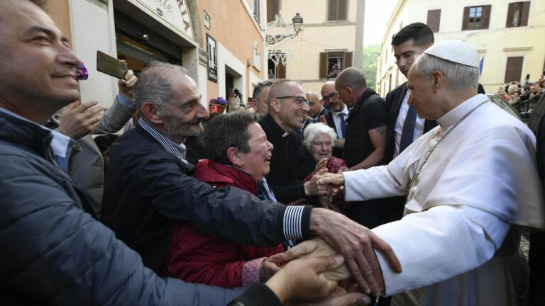 Ρώμη: Θερμή υποδοχή στον Πάπα Λέοντα στην πρώτη του ιδιωτική επίσκεψη σε ναό