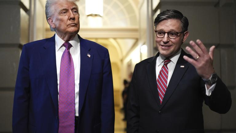 Ο Ντόναλντ Τραμπ μαζί με τον Ρεπουμπλικανό πρόεδρο της Βουλής, Μάικ Τζόνσον