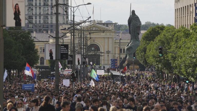 Σερβία: Διαδηλώσεις φοιτητικών με αίτημα την διεξαγωγή πρόωρων βουλευτικών εκλογών
