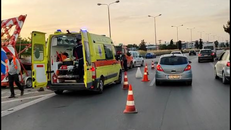 Σοβαρό τροχαίο στη ΕΟ Θεσσαλονίκης- Μουδανιών — Τραυματίστηκε εργάτης
