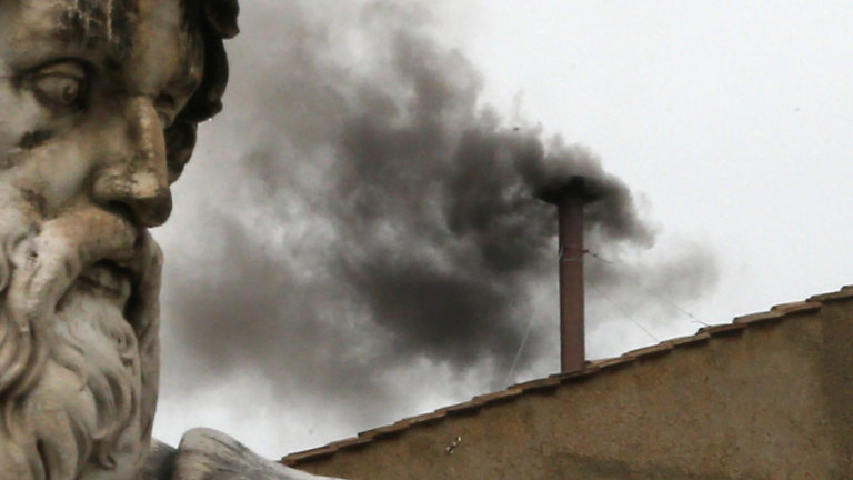 Βατικανό: Μαύρος καπνός για την εκλογή νέου Πάπα – Ακολουθούν νέες ψηφοφορίες το απόγευμα