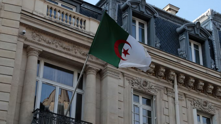 Η Γαλλία απελαύνει Αλγερινούς διπλωμάτες, καθώς κλιμακώνεται η διπλωματική αντιπαράθεση των δύο χωρών