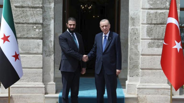 Τουρκία: Αιφνιδιαστική συνάντηση του Ερντογάν με τον πρόεδρο της Συρίας Αχμέντ αλ Σάρα στην Κωνσταντινούπολη