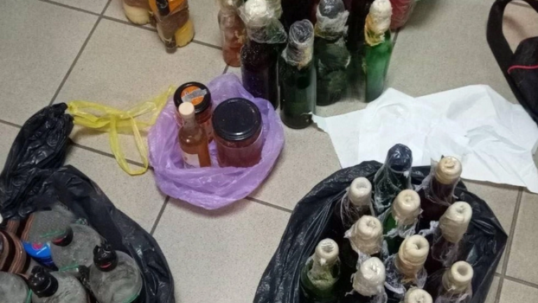 Δεκάδες μολότοφ εντοπίστηκαν σε υπόγειο του ΑΠΘ