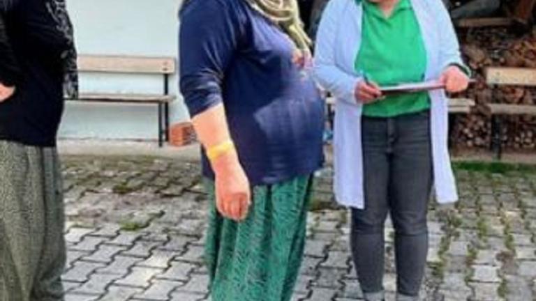 Υγειονομικός ζυγίζει γυναίκα στην Τουρκία