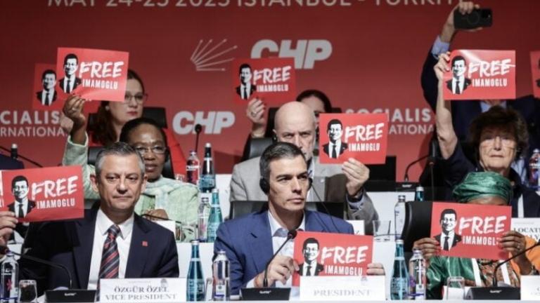"Free Imamoglu": Με μήνυμα υπέρ του Ιμάμογλου η συνεδρίαση της «Σοσιαλιστικής Διεθνούς» στην Κωνσταντινούπολη