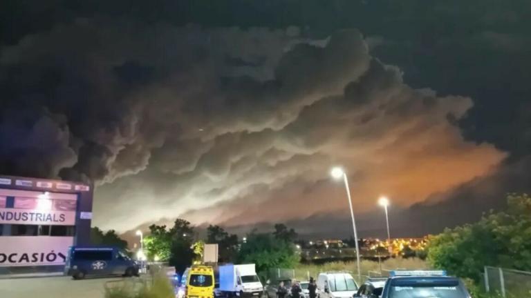 Περισσότεροι από 160.000 άνθρωποι έχουν κληθεί να παραμείνουν στα σπίτια τους