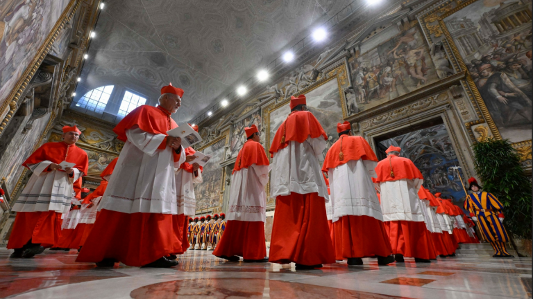 Κονκλάβιο: Δεύτερη ημέρα για την εκλογή νέου πάπα - Οι επικρατέστεροι και οι πιθανότητες για λευκό καπνό σήμερα