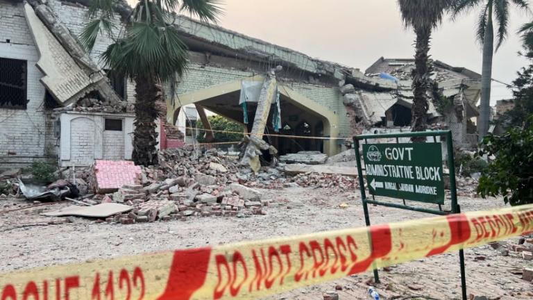 Ινδία: 13 άμαχοι νεκροί και 59 τραυματίες από πακιστανικά πυρά - Έκρηξη στη Λαχόρη