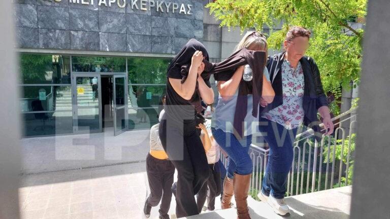 Κέρκυρα: Υπό κράτηση οι πέντε Αγγλίδες για το pole dancing στα παλιά Ανάκτορα – Πήραν αναβολή για τη Δευτέρα
