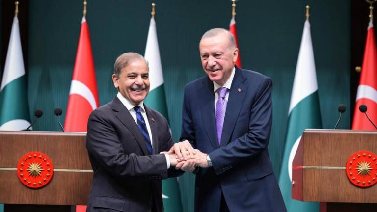 Στενή συνεργασία Τουρκίας-Πακιστάν: Συνάντηση Ερντογάν με τον πρωθυπουργό Σαρίφ