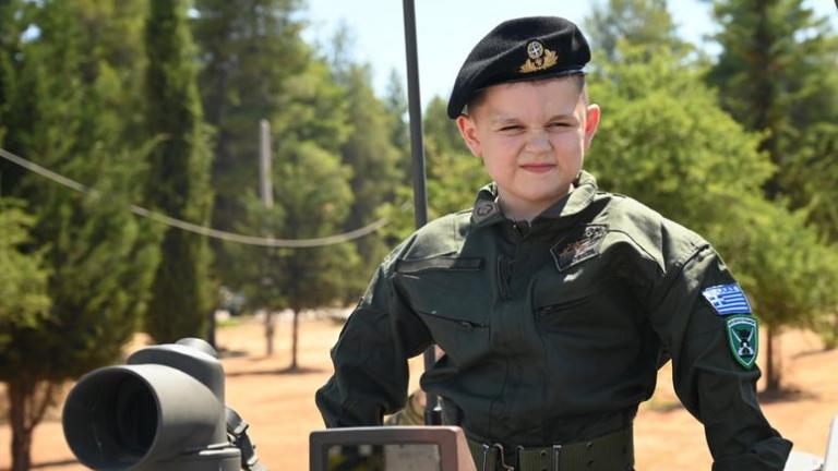 ΓΕΣ: Επίσκεψη και ξενάγηση στο Κέντρο Εκπαιδεύσεως Τεθωρακισμένων στον Αυλώνα, ενός 10χρονου μαθητή από τον Οργανισμό «Make-A-Wish Ελλάδος»