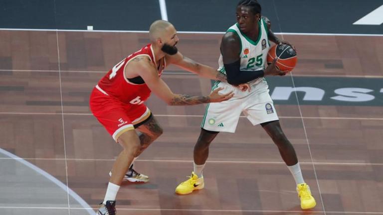 Παίζει κανονικά ο Φουρνιέ παρά την αδιανόητη χειρονομία του - Μέσα και ο Ναν