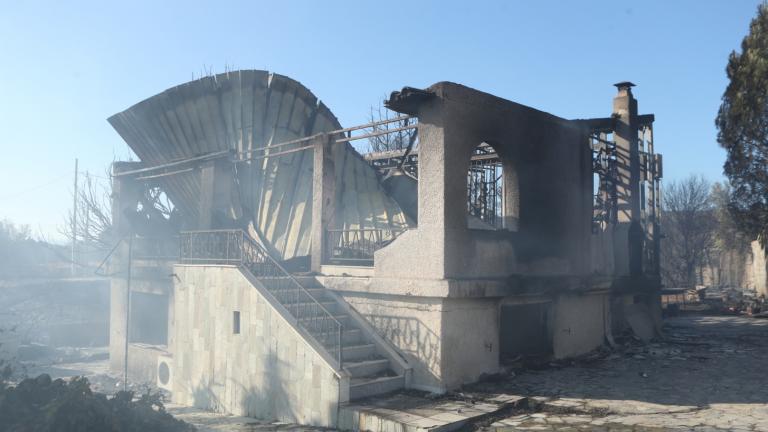 Παλαιά Φώκαια: Βελτιωμένη η εικόνα της πυρκαγιάς - Μάχη με διάσπαρτες εστίες - Ζημιές σε αρκετά σπίτια 