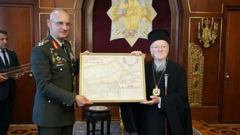 Ενόχληση του τουρκικού ΥΠΑΜ για τον χάρτη που δώρισε ο Α/ΓΕΕΘΑ στον Πατριάρχη — Τι απαντά η Αθήνα