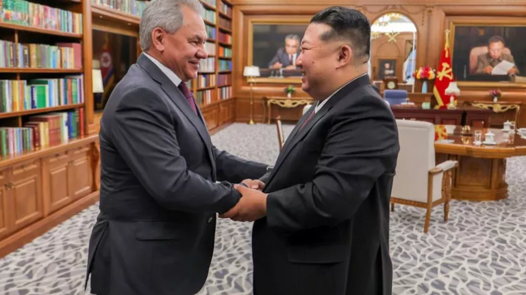 Ο Σεργκέι Σοϊγκού στη Βόρεια Κορέα - Υποστήριξη «άνευ όρων» στη Μόσχα υπόσχεται ο Κιμ Γιονγκ Ουν