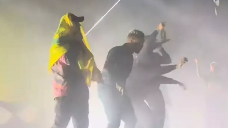 Βρετανία: Μέλος του συγκροτήματος Kneecap κατηγορείται για τρομοκρατία επειδή φόρεσε τη σημαία της Χεζμπολάχ 