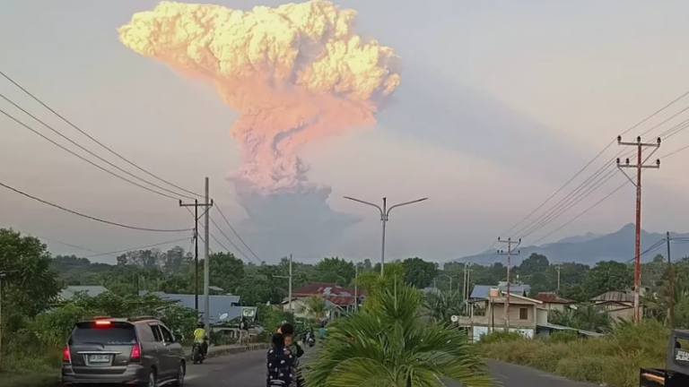Συναγερμός στην Ινδονησία: Πτήσεις ακυρώθηκαν έπειτα από την έκρηξη ηφαιστείου