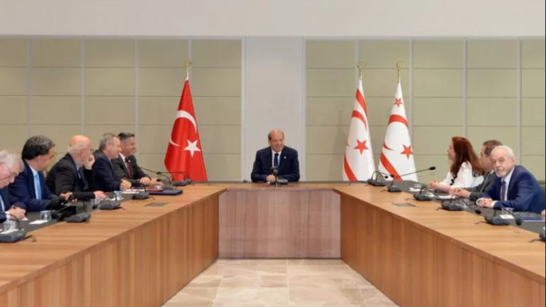 Μέλος του ΠΣ του ΠΑΣΟΚ σε εκδήλωση του κατοχικού ηγέτη Τατάρ: Αποστάσεις παίρνει η Χαριλάου Τρικούπη