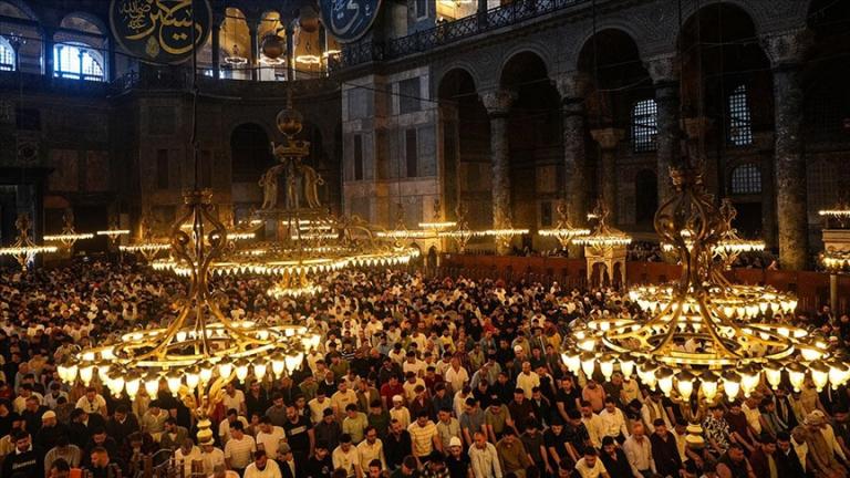 Αγία Σοφία: Πλήθος κόσμου για το Κουρμπάν Mπαϊράμ 